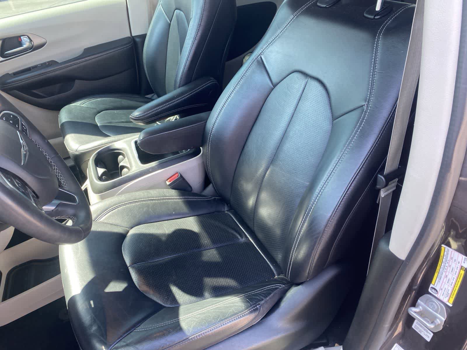 Used 2022 Chrysler Pacifica Touring-L FWD image 11