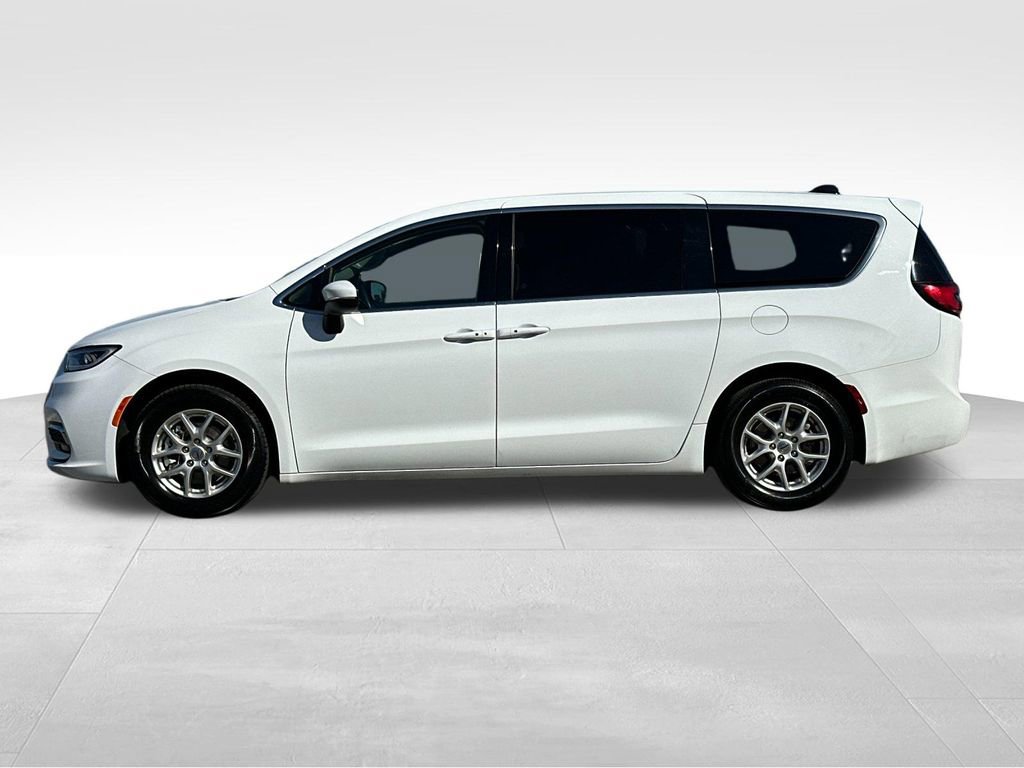 Used 2023 Chrysler Pacifica Touring-L image 2