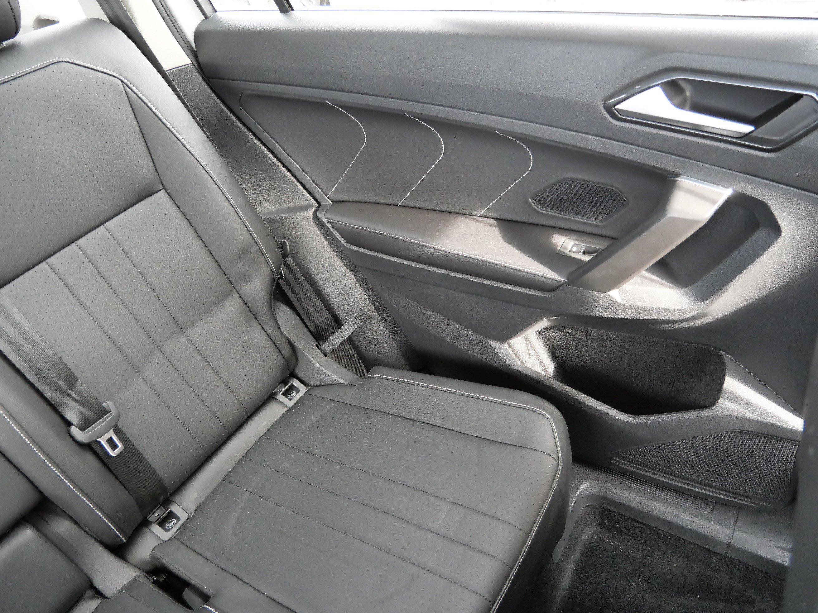 Certified 2022 Volkswagen Tiguan SE image 14