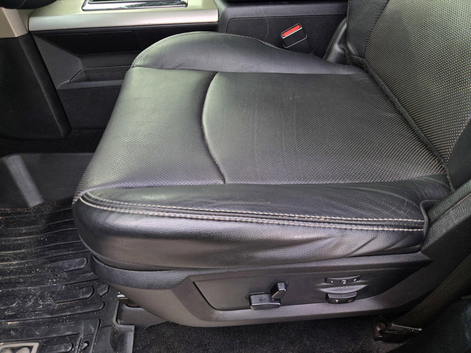 Used 2014 RAM 1500 Laramie w/ Convenience Group image 15