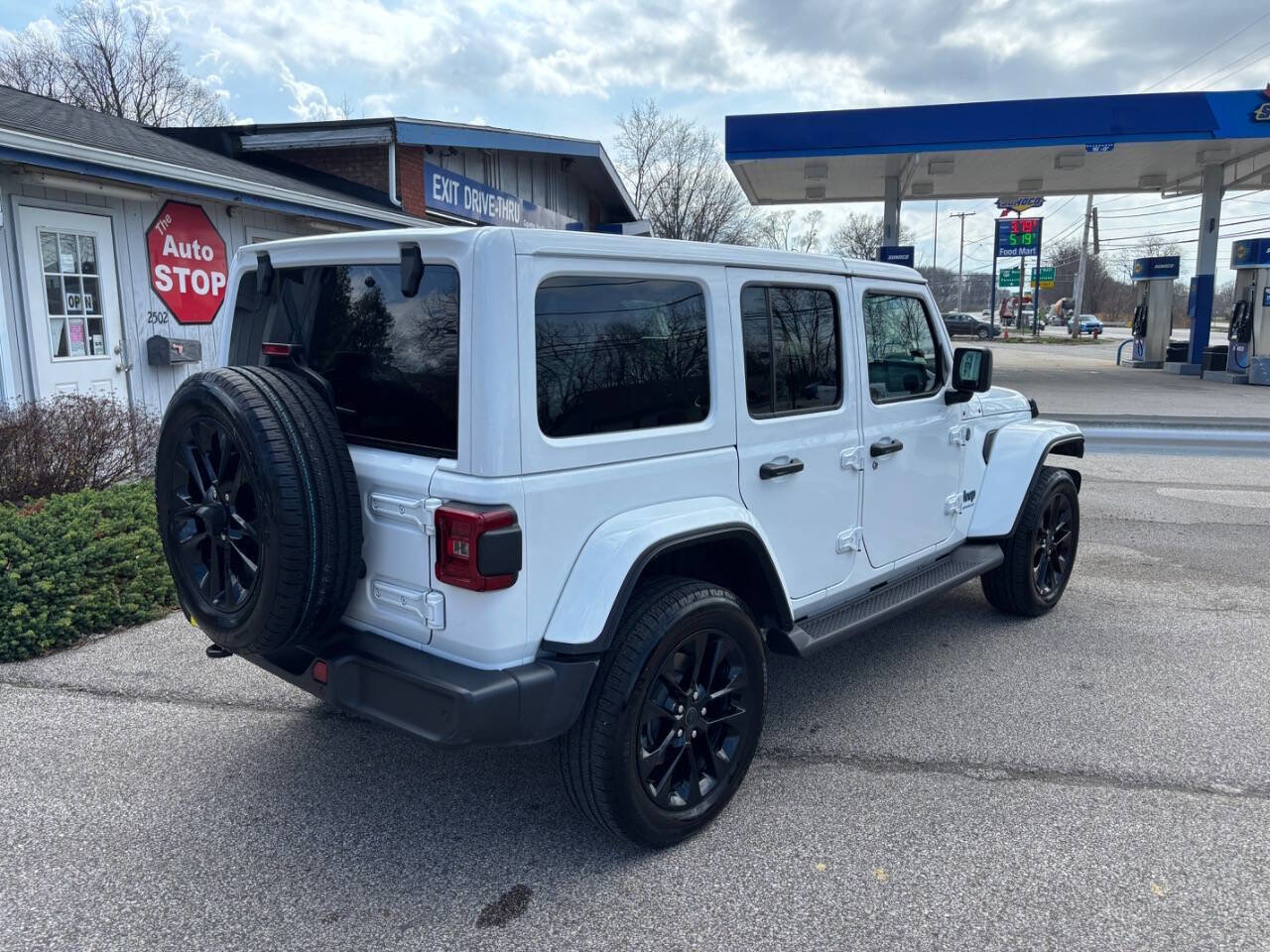 Used 2025 Jeep Wrangler Unlimited Sahara w/ Safety Group image 3