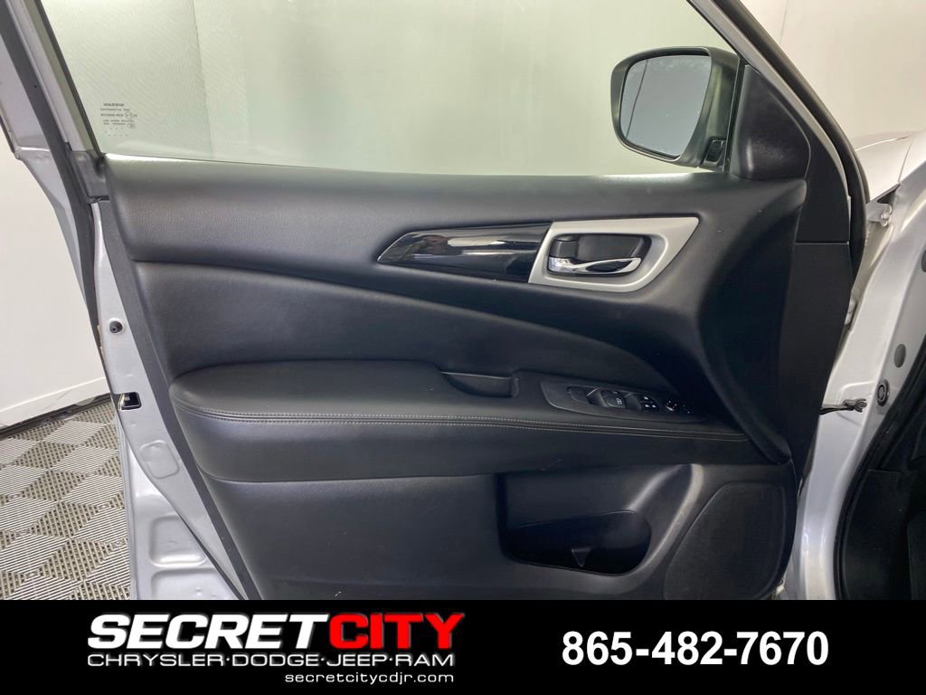 Used 2018 Nissan Pathfinder SV FWD image 12