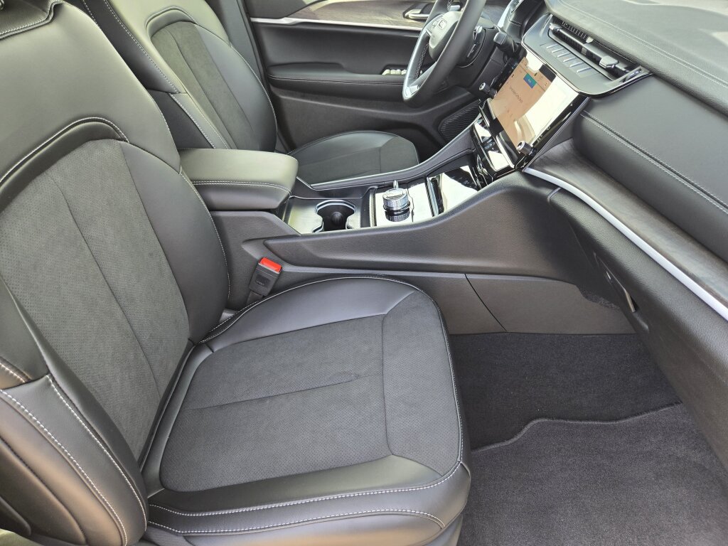 New 2027 Jeep Grand Cherokee Altitude AWD/4WD image 14