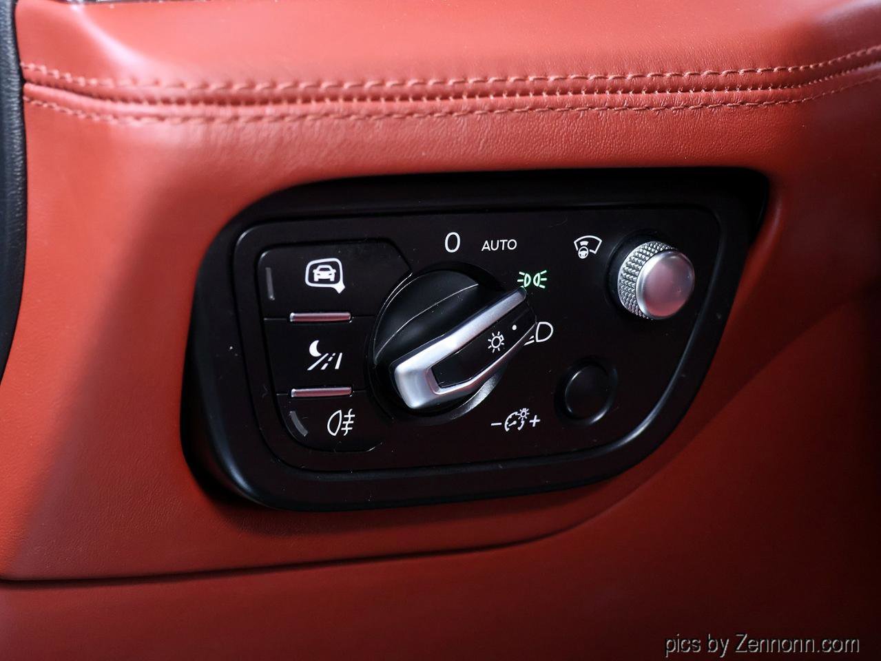 Used 2017 Bentley Bentayga image 31