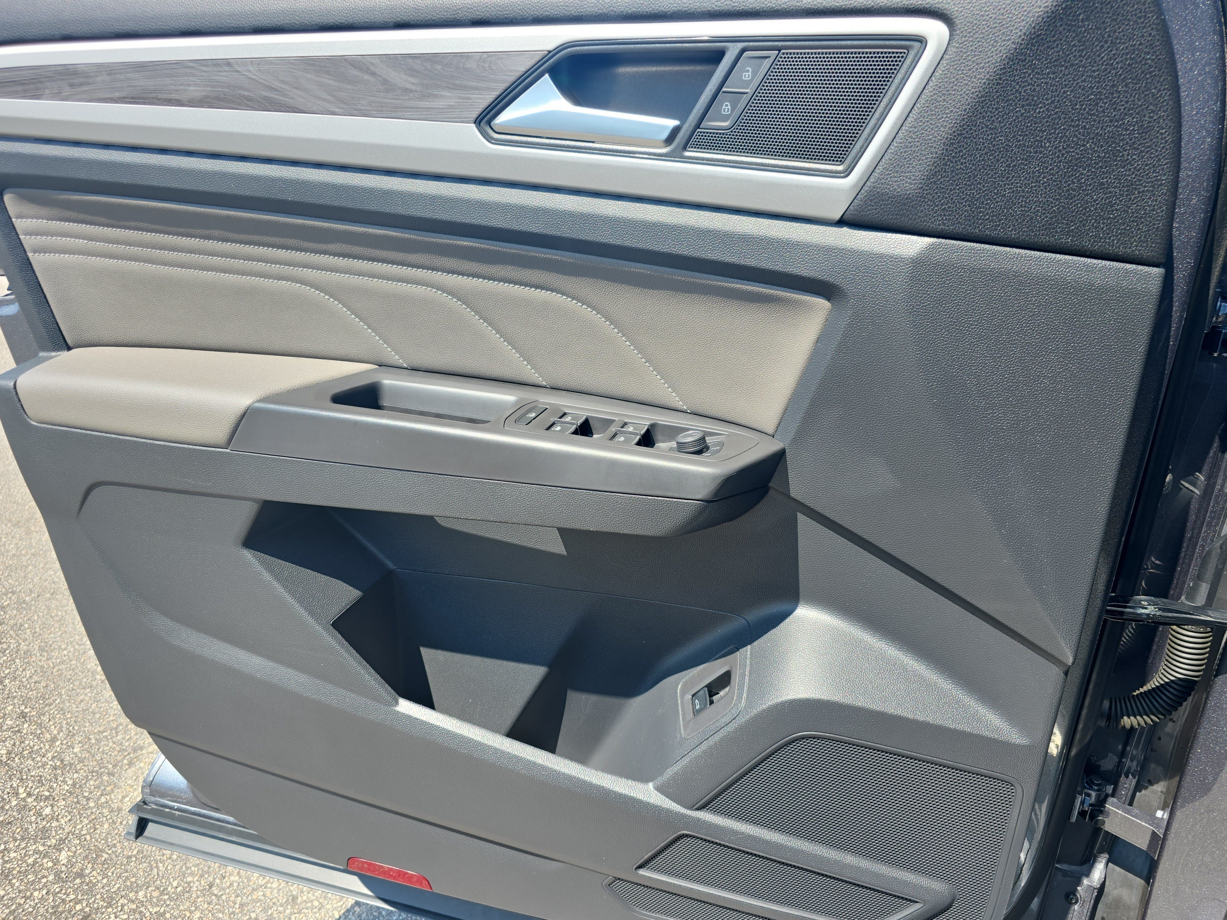 Used 2023 Volkswagen Atlas Cross Sport SE w/ Panoramic Sunroof Package FWD image 25