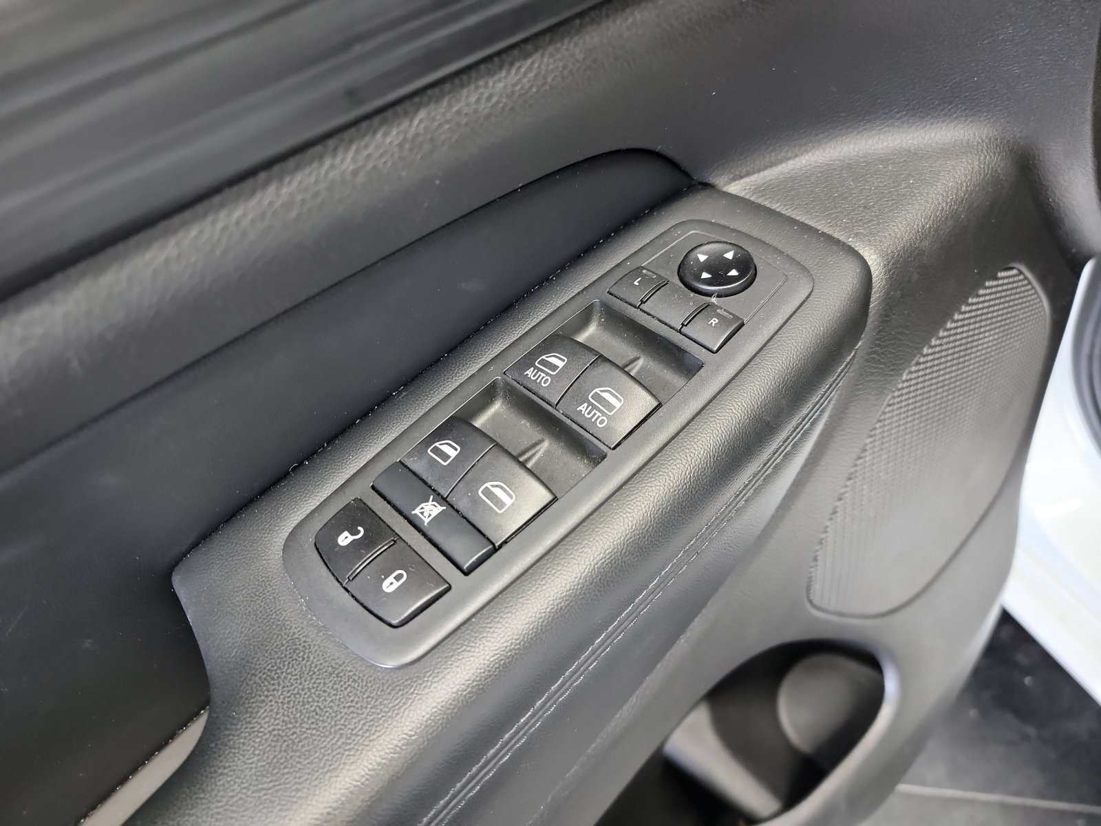 Used 2020 Jeep Grand Cherokee Altitude AWD/4WD image 14
