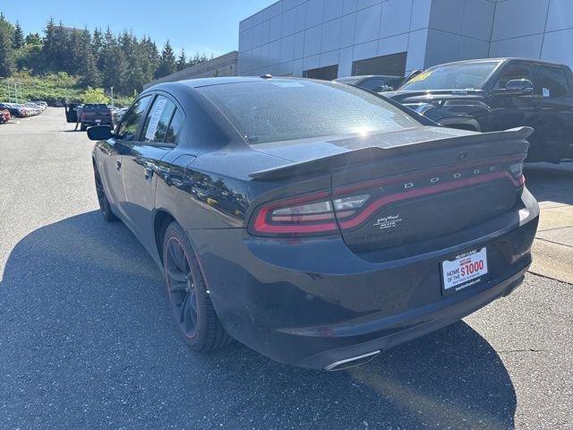 Used 2018 Dodge Charger SXT w/ Blacktop Package RWD image 5