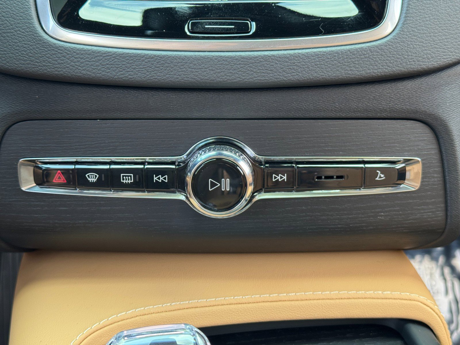 Used 2024 Volvo XC90 T8 Ultimate w/ Lounge Package image 27