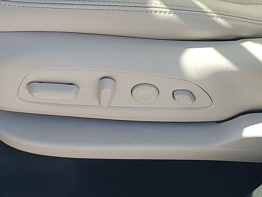 Used 2023 Buick Enclave Avenir w/ Avenir Technology Package image 16