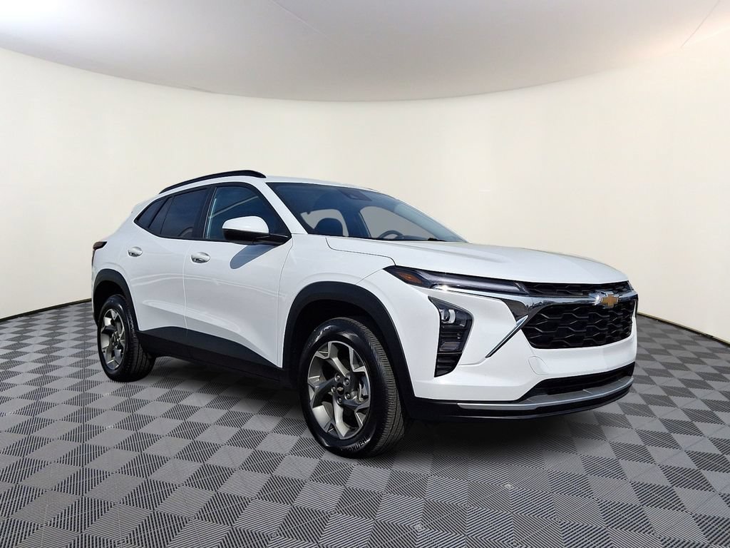 Used 2025 Chevrolet Trax LT FWD image 1
