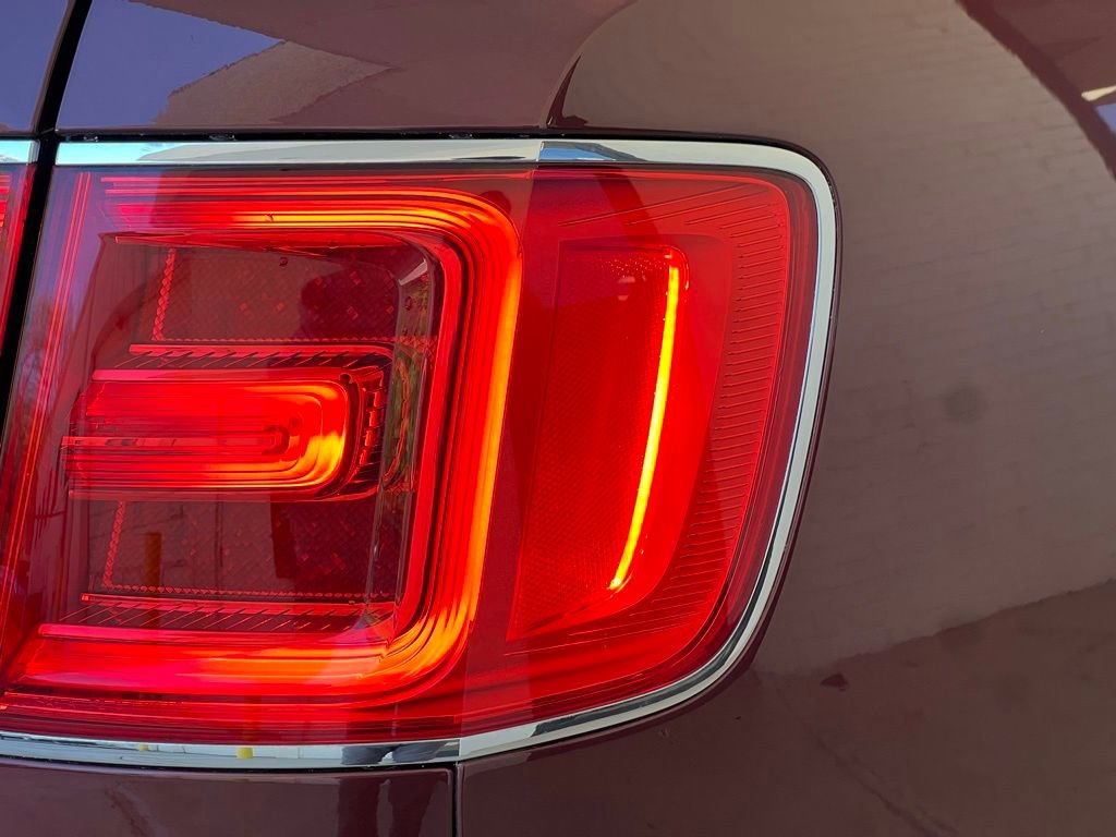 Used 2017 Bentley Bentayga image 40