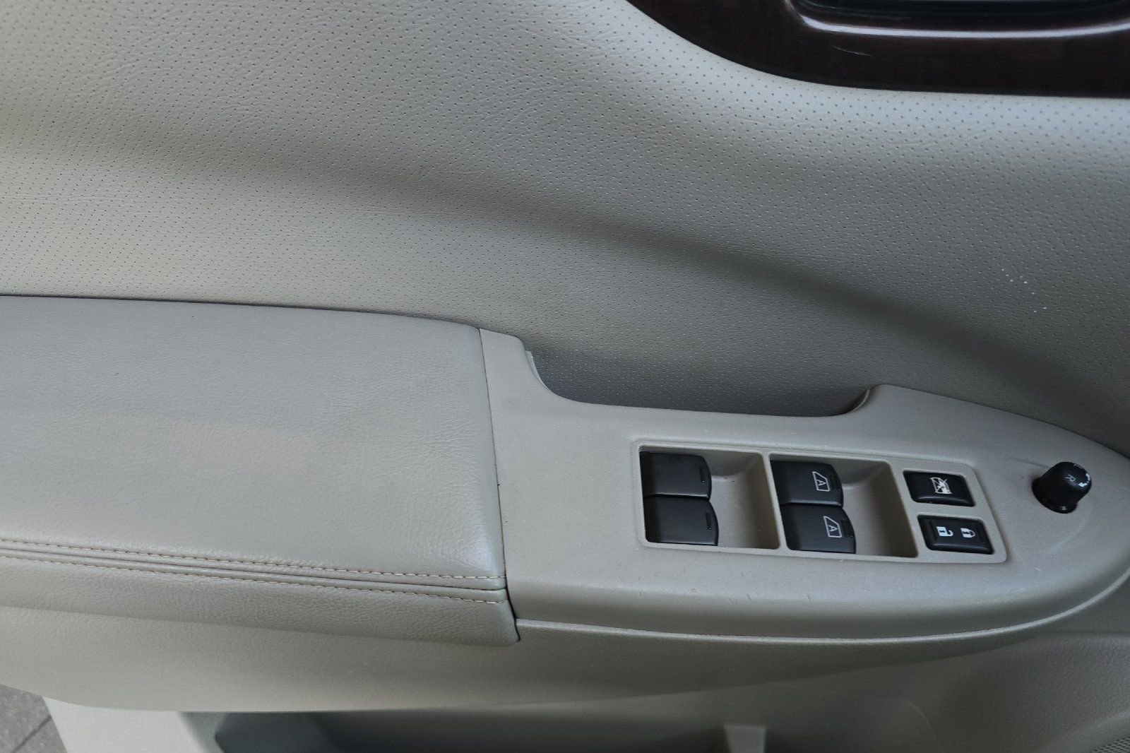 Used 2012 Nissan Quest SL FWD image 11