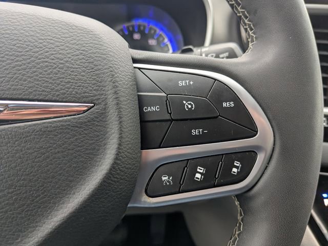 Used 2023 Chrysler Pacifica Touring-L FWD image 28