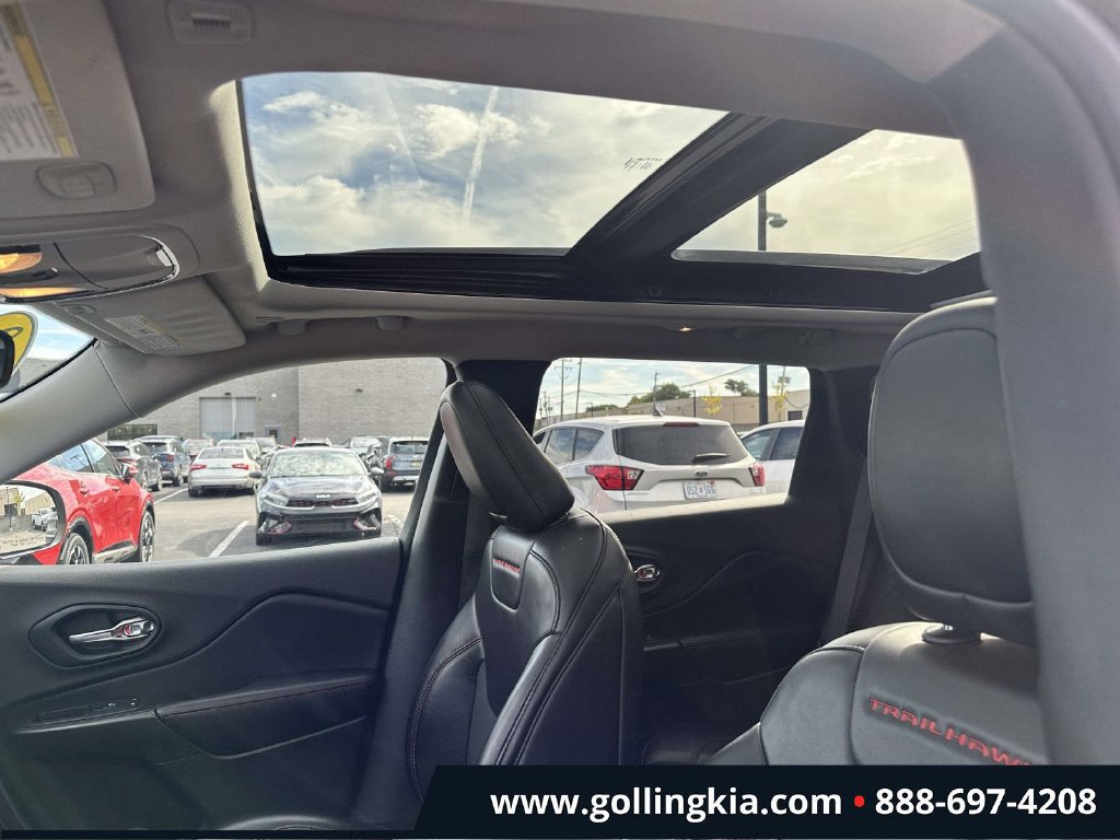 Used 2019 Jeep Cherokee Trailhawk w/ Comfort/Convenience Group AWD/4WD image 19