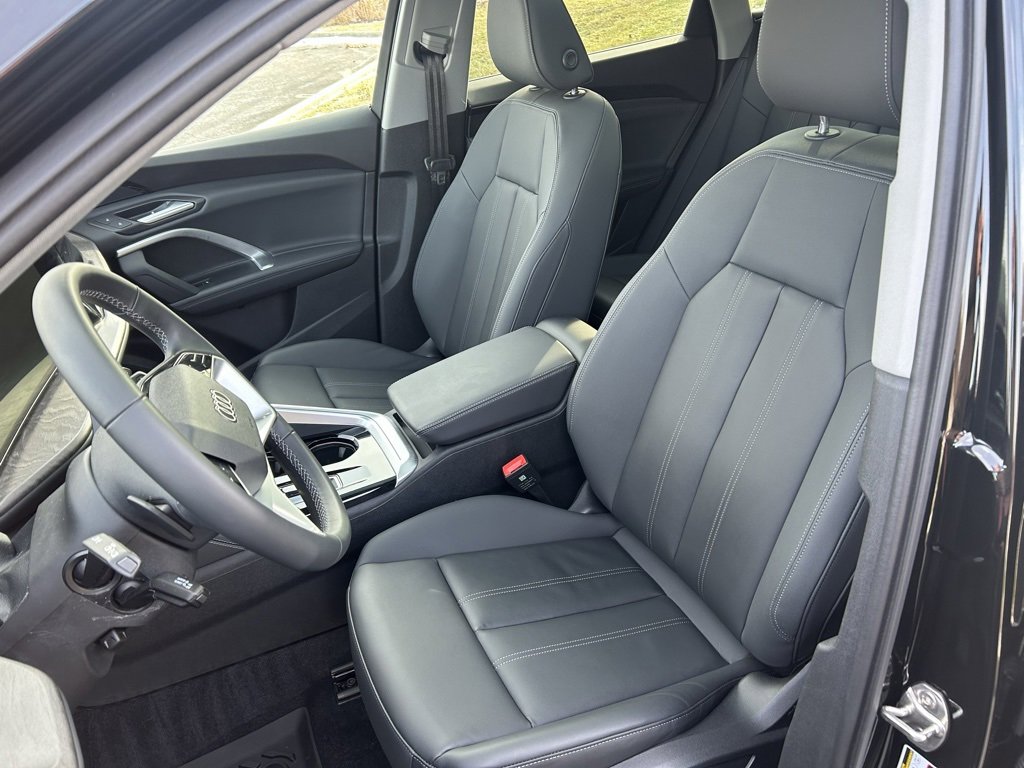 Used 2025 Audi Q5 Premium w/ Convenience Package image 9
