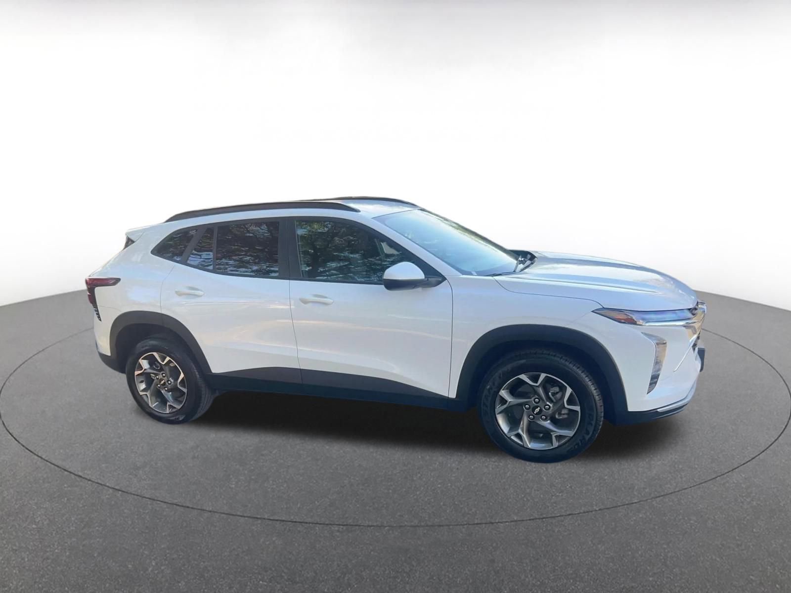 Used 2025 Chevrolet Trax LT image 2