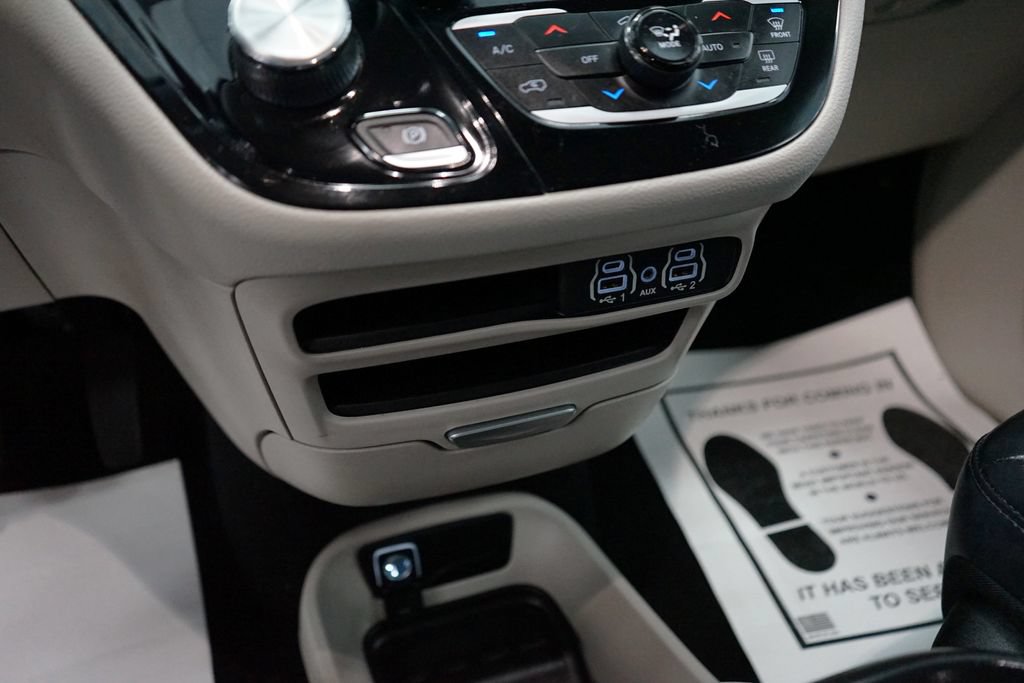 Used 2023 Chrysler Pacifica Touring-L AWD/4WD image 41