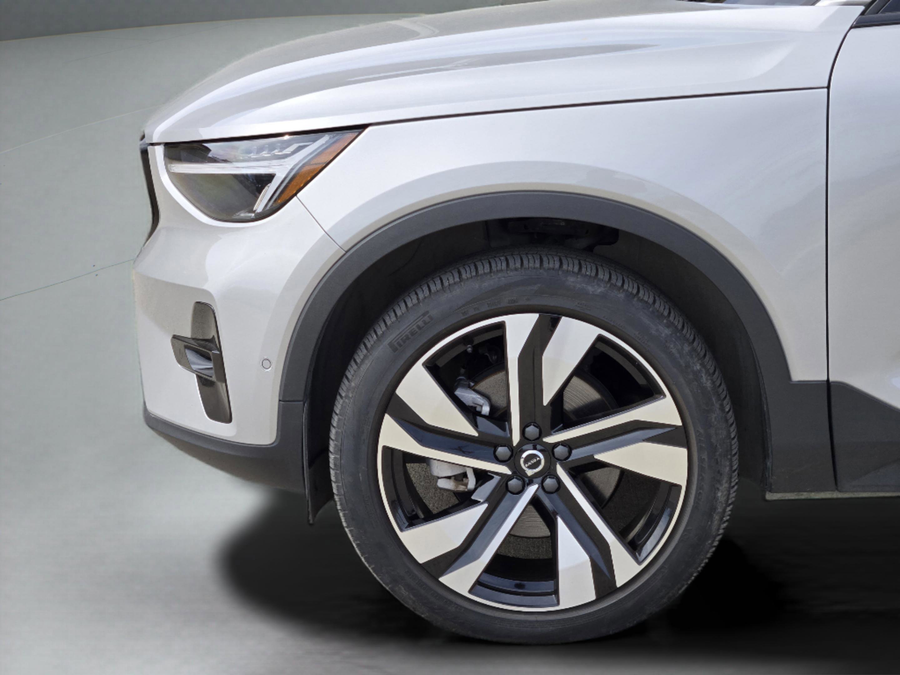 Used 2025 Volvo XC40 B5 Plus image 19