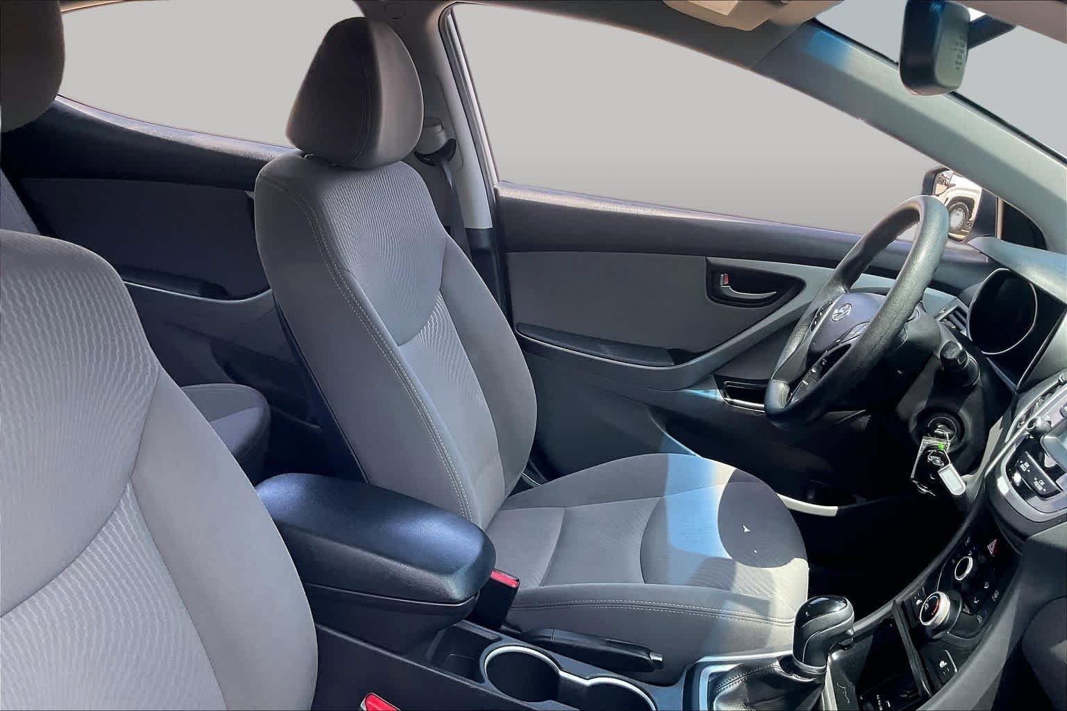 Used 2014 Hyundai Elantra SE w/ Option Group 02 FWD image 8
