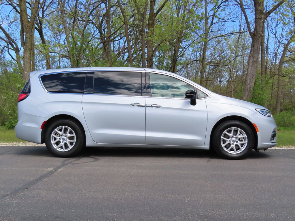 Certified 2024 Chrysler Pacifica Touring-L FWD image 2