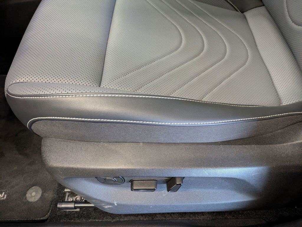 Used 2025 Volkswagen Tiguan SE w/ Panoramic Sunroof Package AWD/4WD image 15