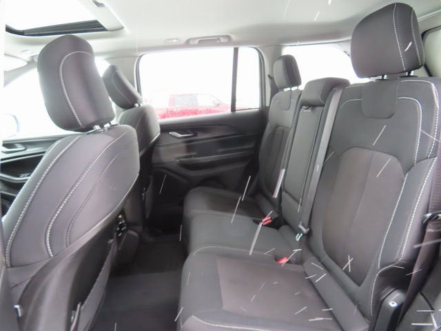 Used 2023 Jeep Grand Cherokee Laredo image 24
