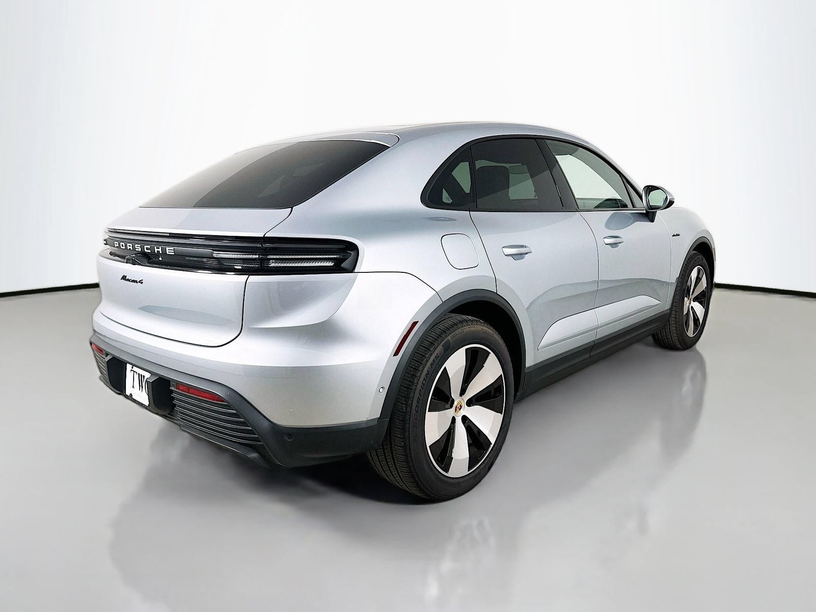 Used 2025 Porsche Macan 4 Electric AWD/4WD image 5