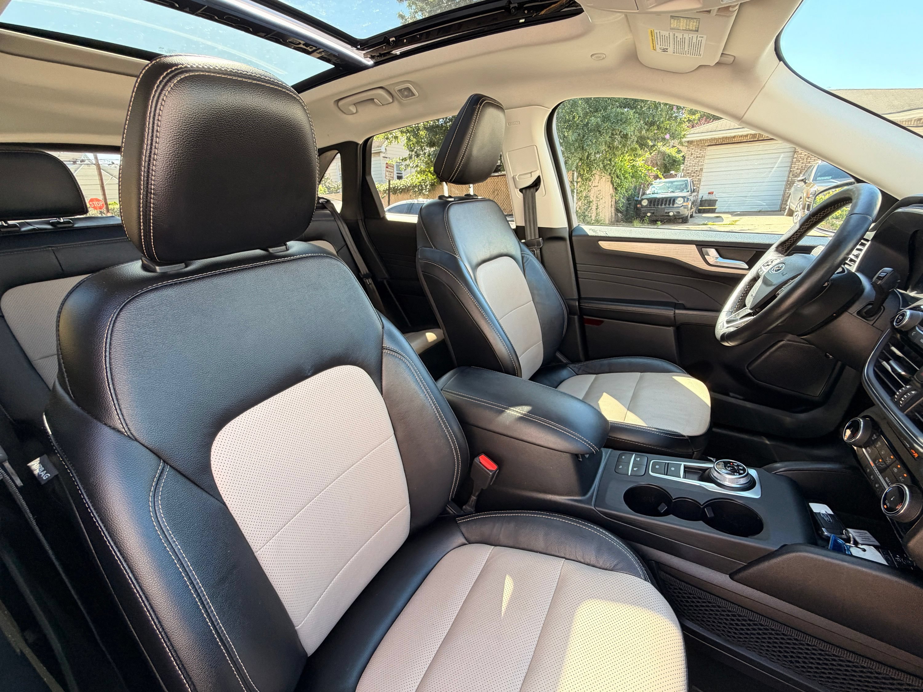 Used 2022 Ford Escape Titanium w/ Titanium Premium Package FWD image 25