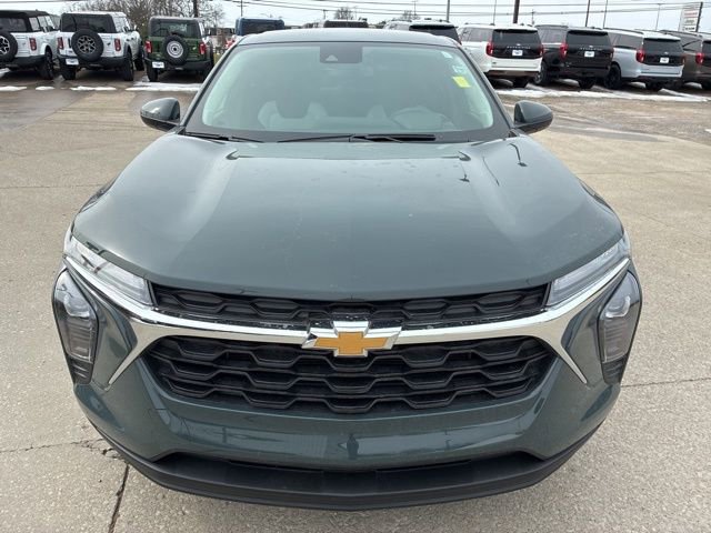 Used 2025 Chevrolet Trax LS w/ LS Convenience Package image 2