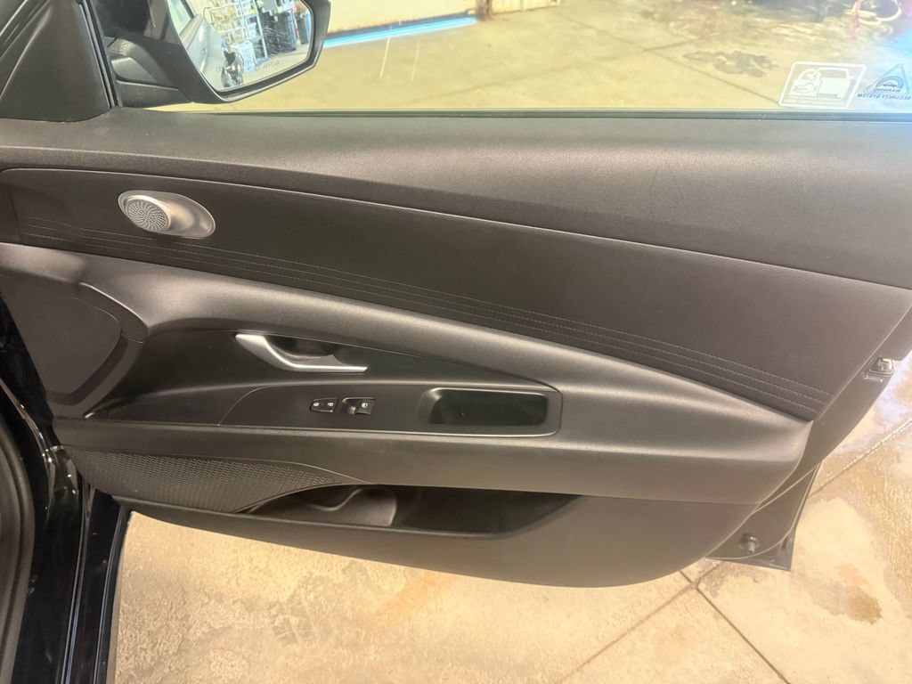Used 2022 Hyundai Elantra SE FWD image 29