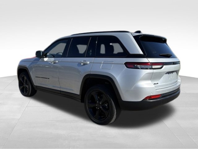 Used 2024 Jeep Grand Cherokee Altitude AWD/4WD image 2