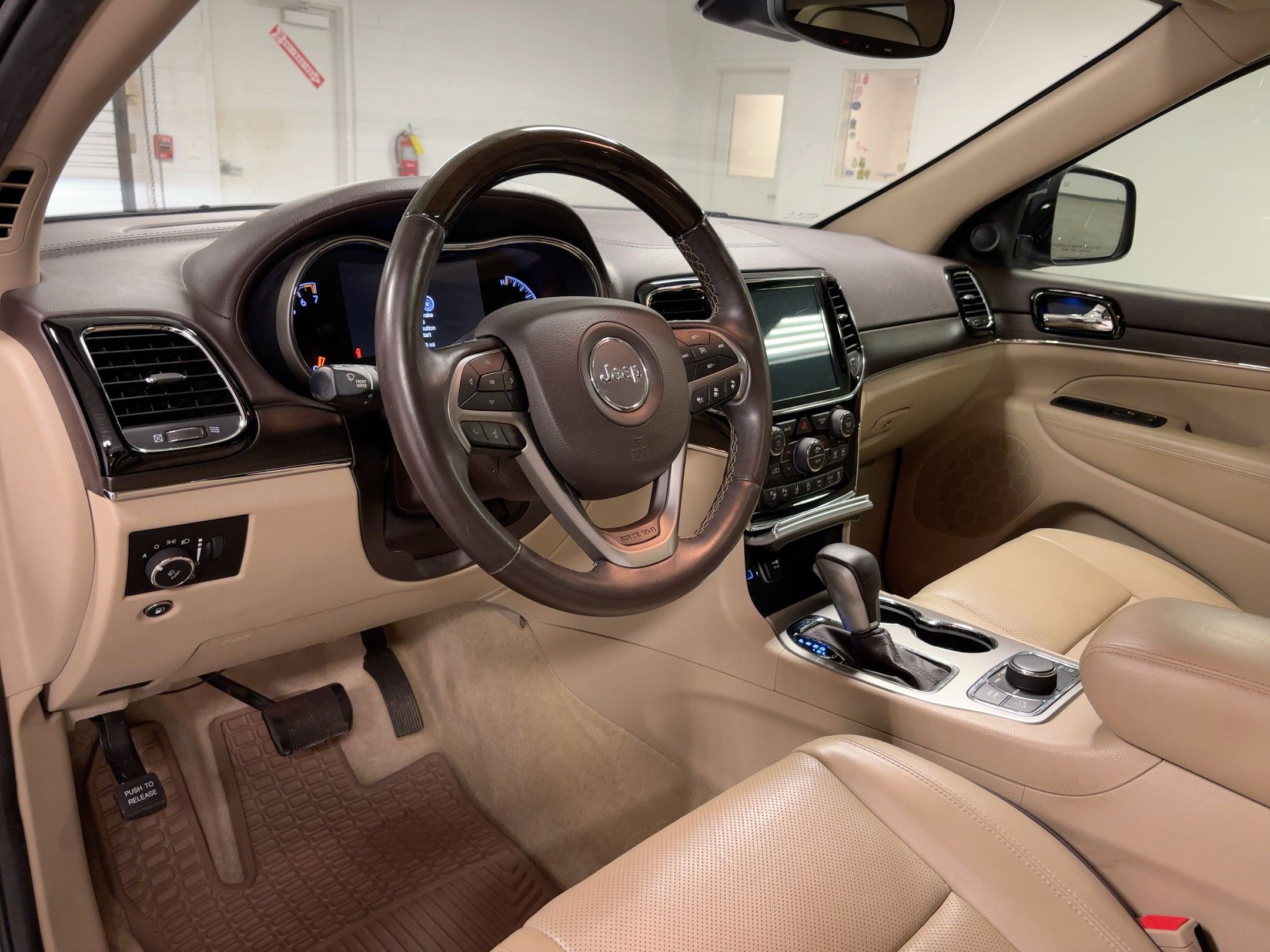 Used 2019 Jeep Grand Cherokee Overland image 3