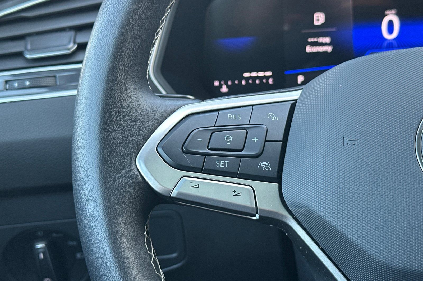 Used 2024 Volkswagen Tiguan SE image 31