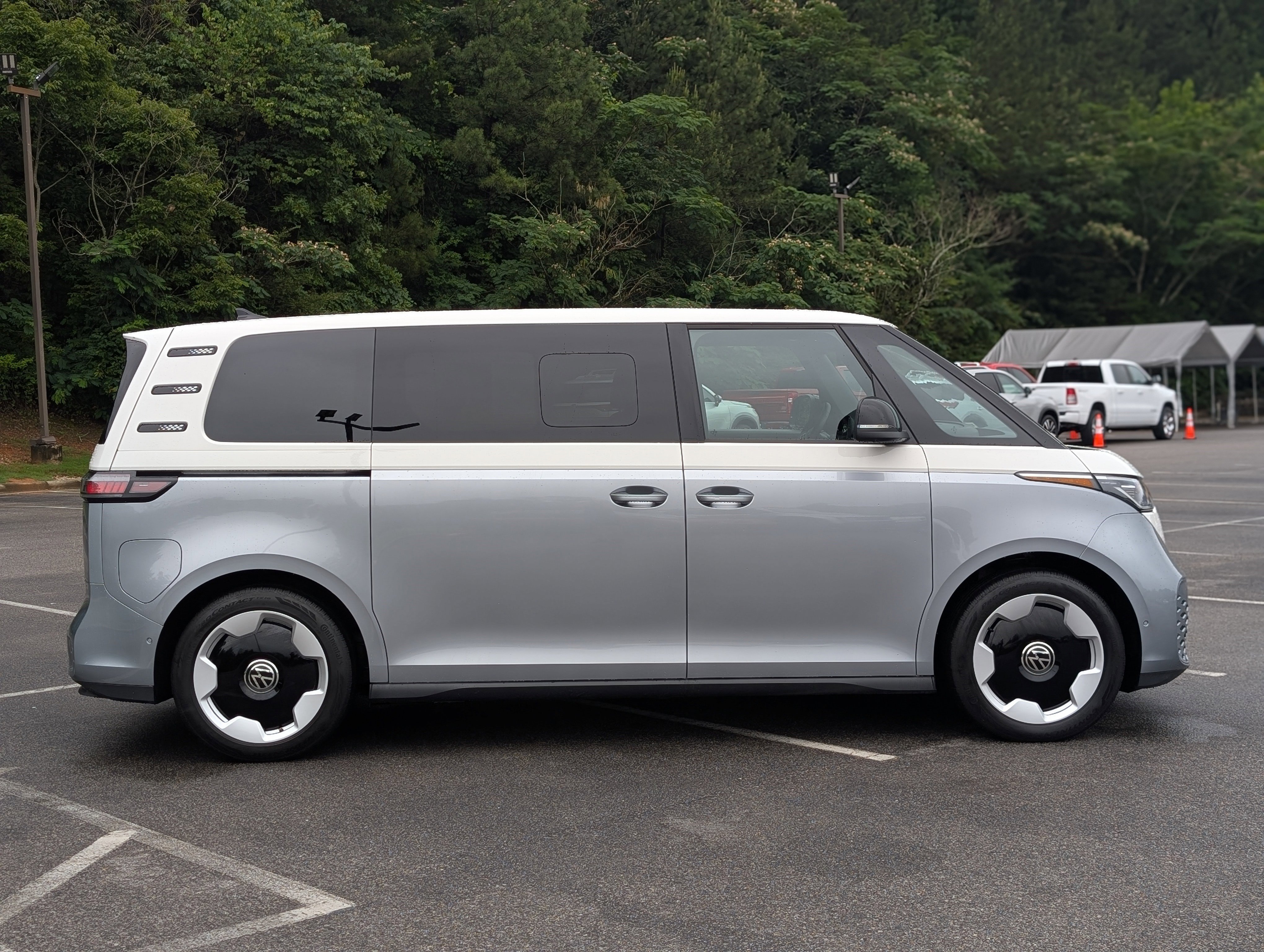 Used 2025 Volkswagen ID. Buzz Pro S Plus RWD image 10
