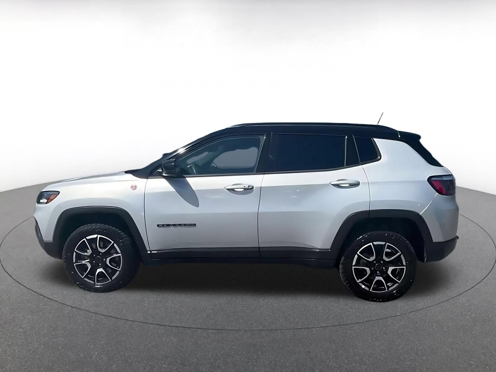Used 2025 Jeep Compass Trailhawk AWD/4WD image 8