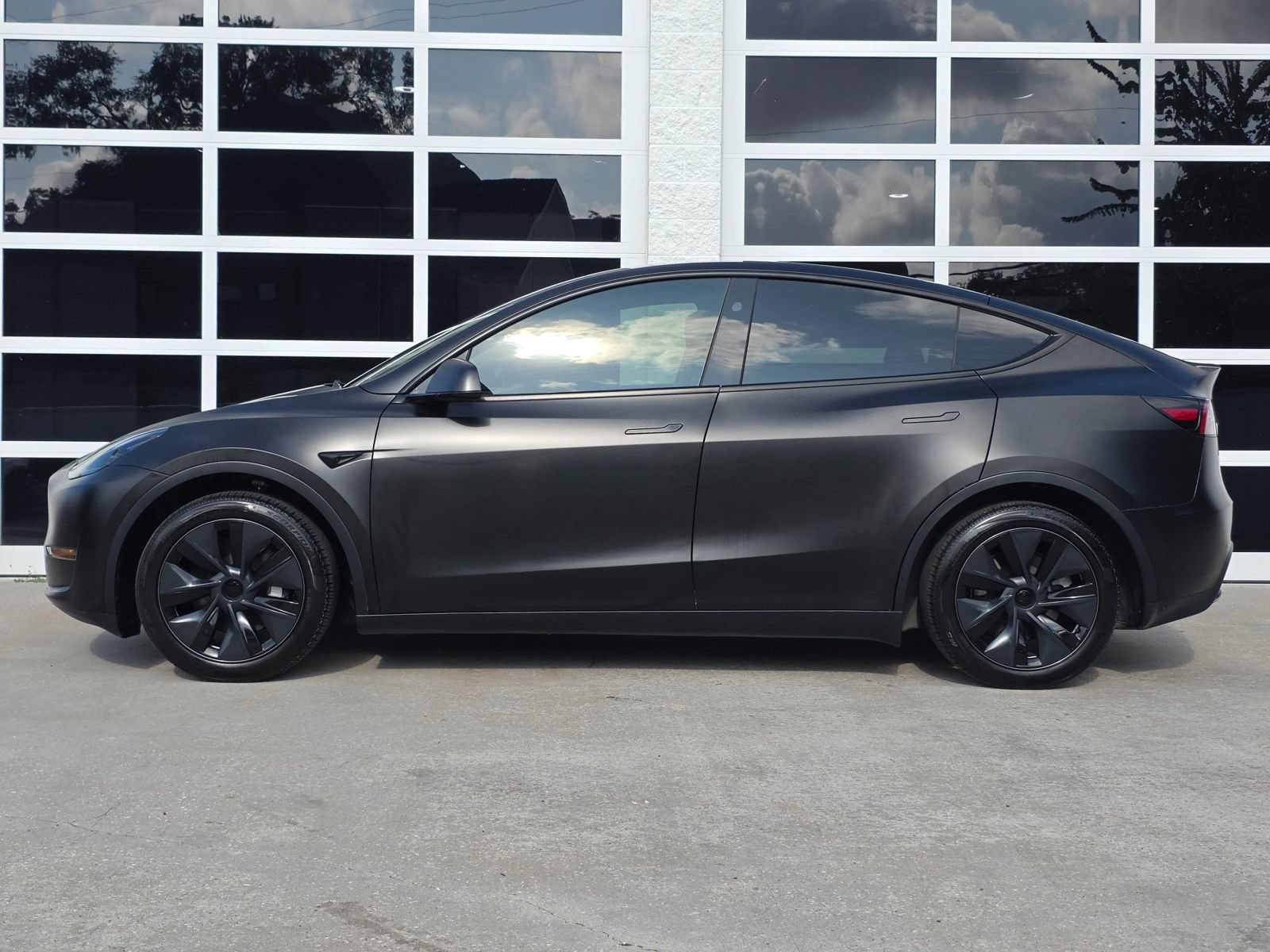 Used 2025 Tesla Model Y Long Range RWD image 4