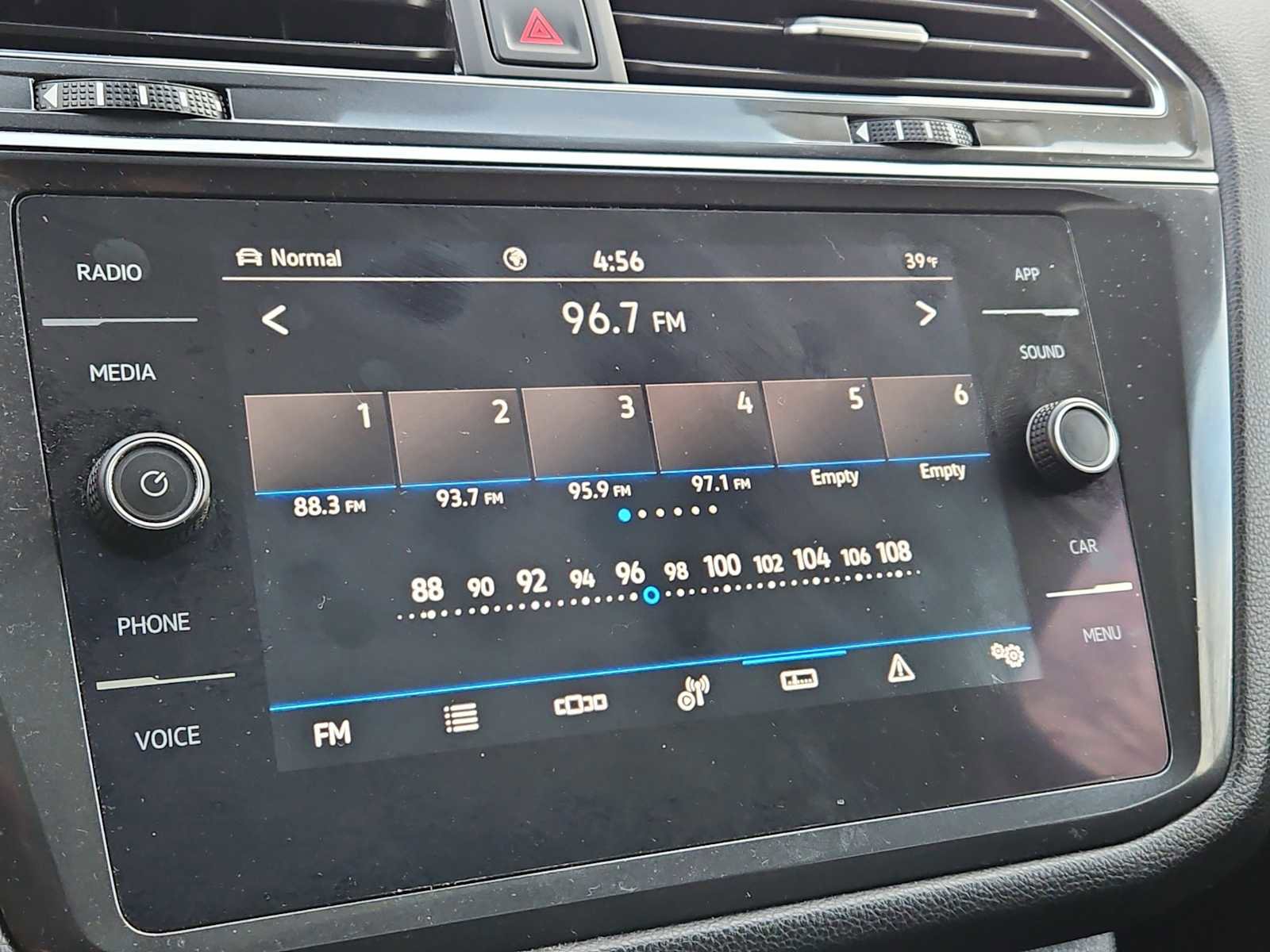 Used 2022 Volkswagen Tiguan SE w/ Panoramic Sunroof Package image 27