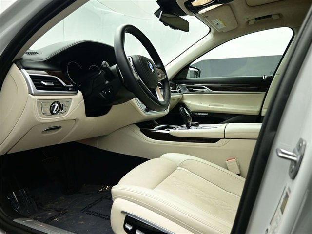 Used 2017 BMW 750i image 15