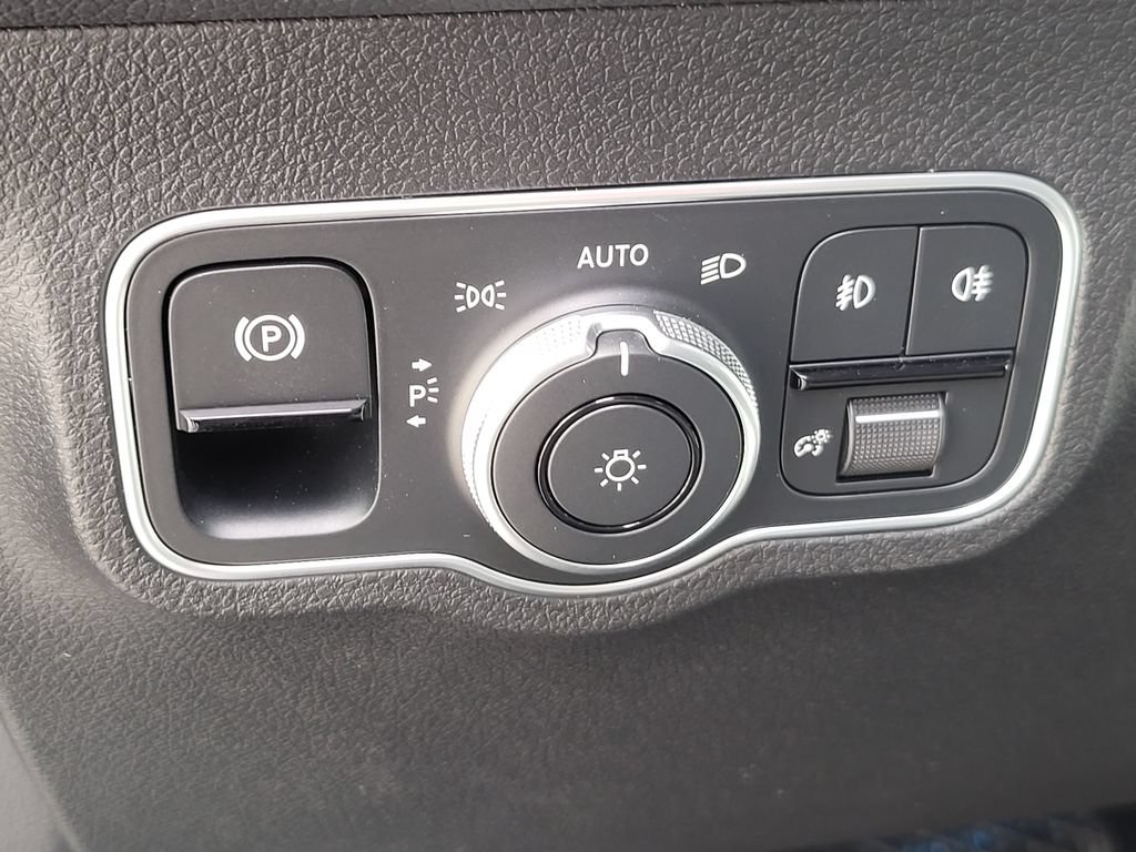 Used 2025 Mercedes-Benz GLB 250 4MATIC image 19
