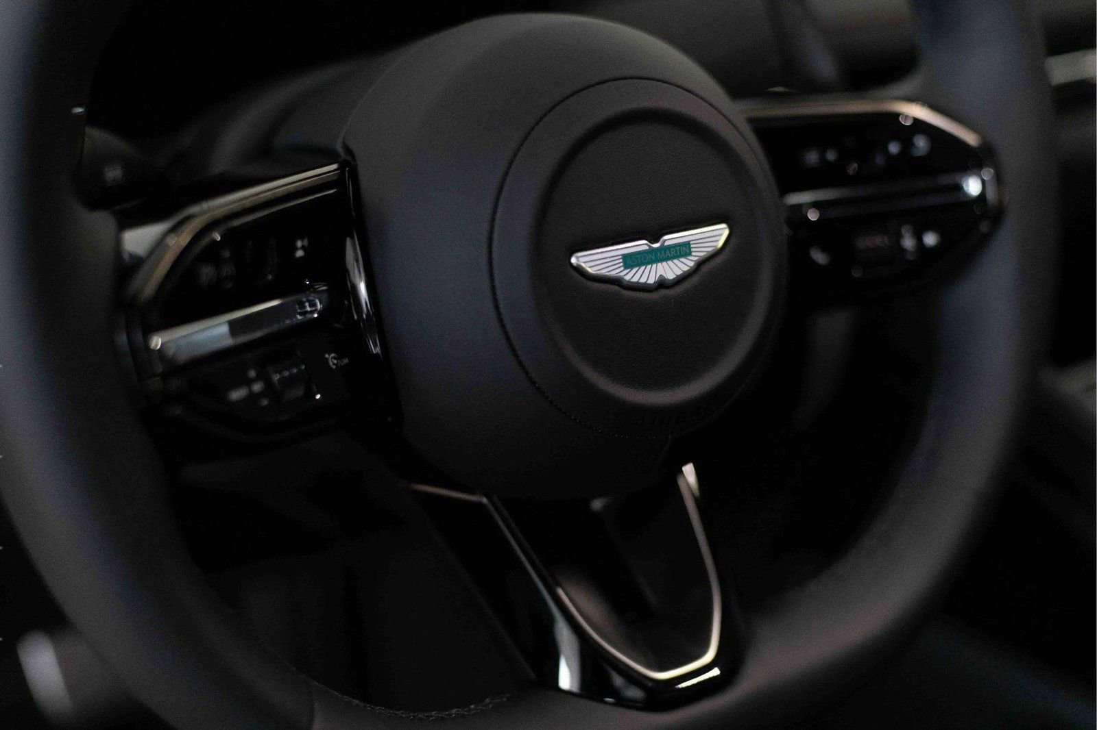 Used 2025 Aston Martin DB12 Convertible RWD image 32