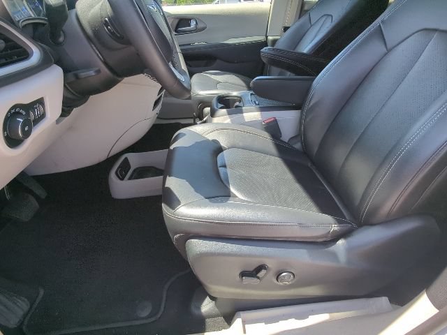 Used 2024 Chrysler Pacifica Touring-L FWD image 11