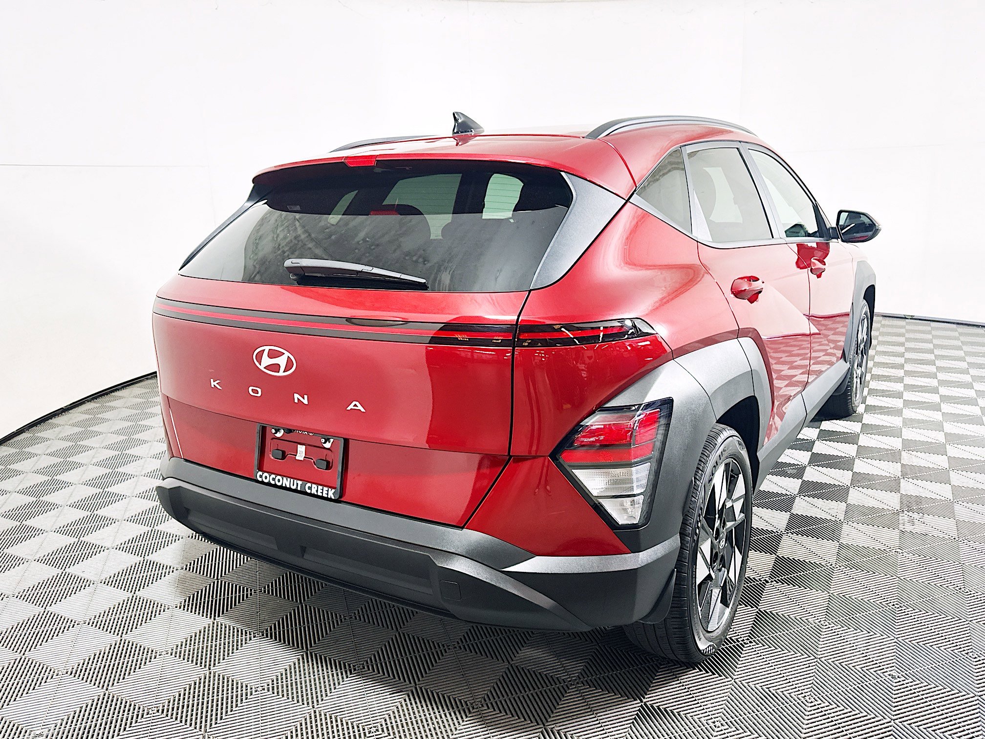 Used 2024 Hyundai Kona SEL w/ Convenience Package FWD image 3