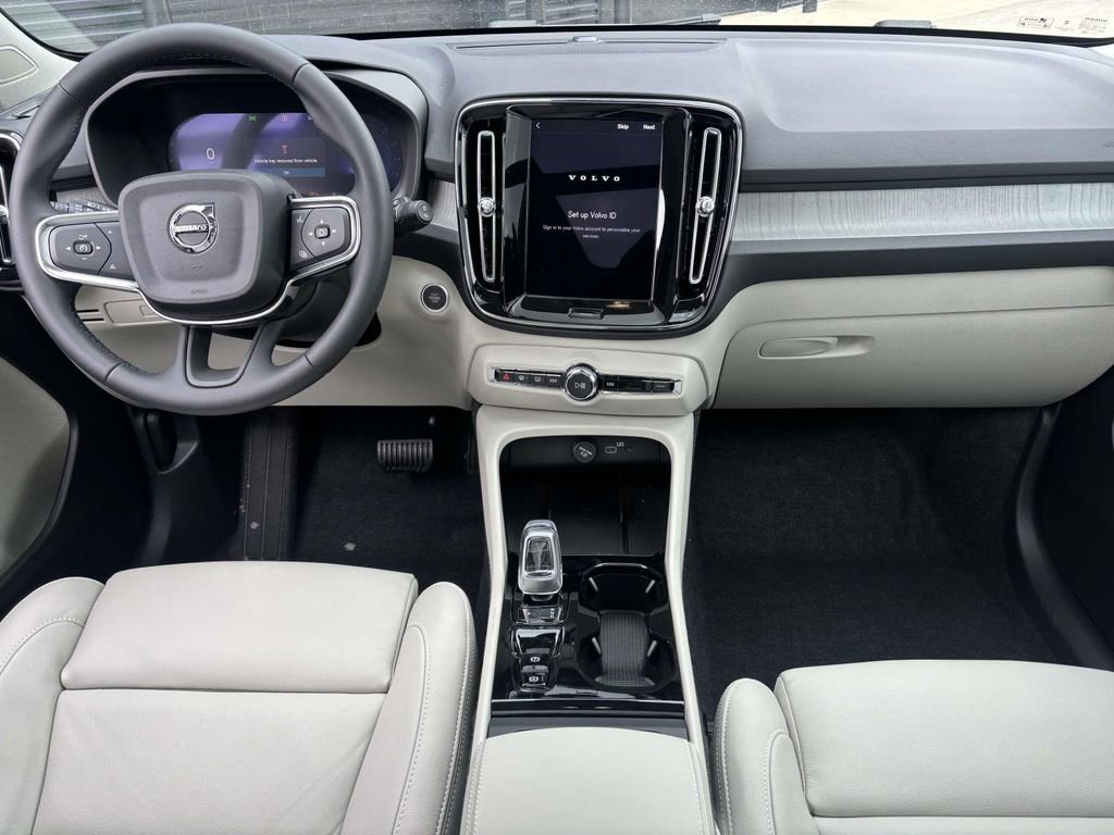 Used 2025 Volvo XC40 B5 Plus w/ Protection Package Premier image 29