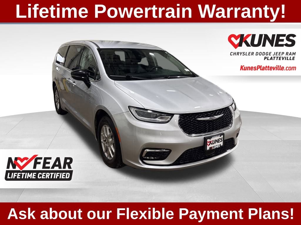 Used 2024 Chrysler Pacifica Touring-L image 3