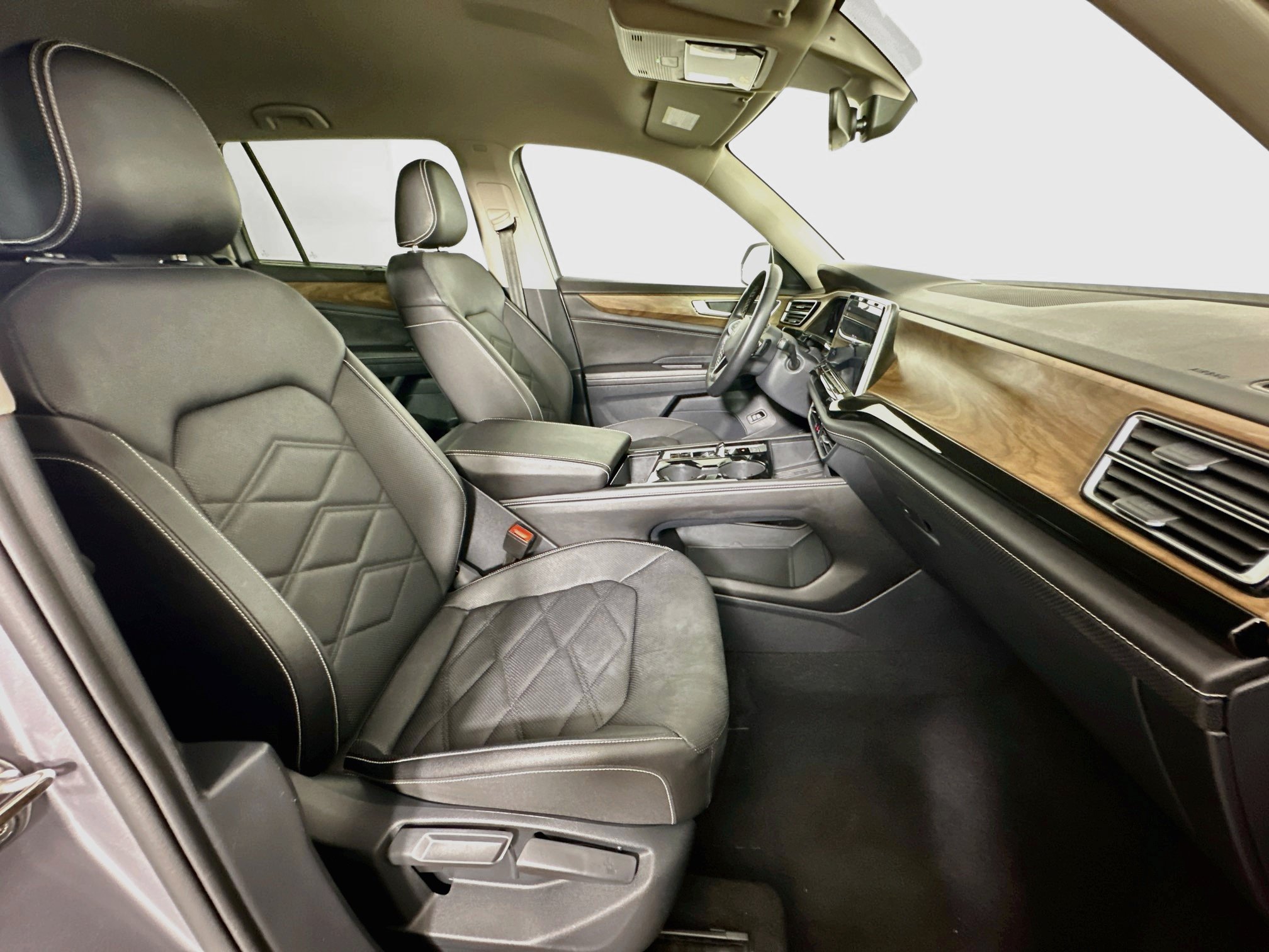 Used 2025 Volkswagen Atlas SE FWD image 32