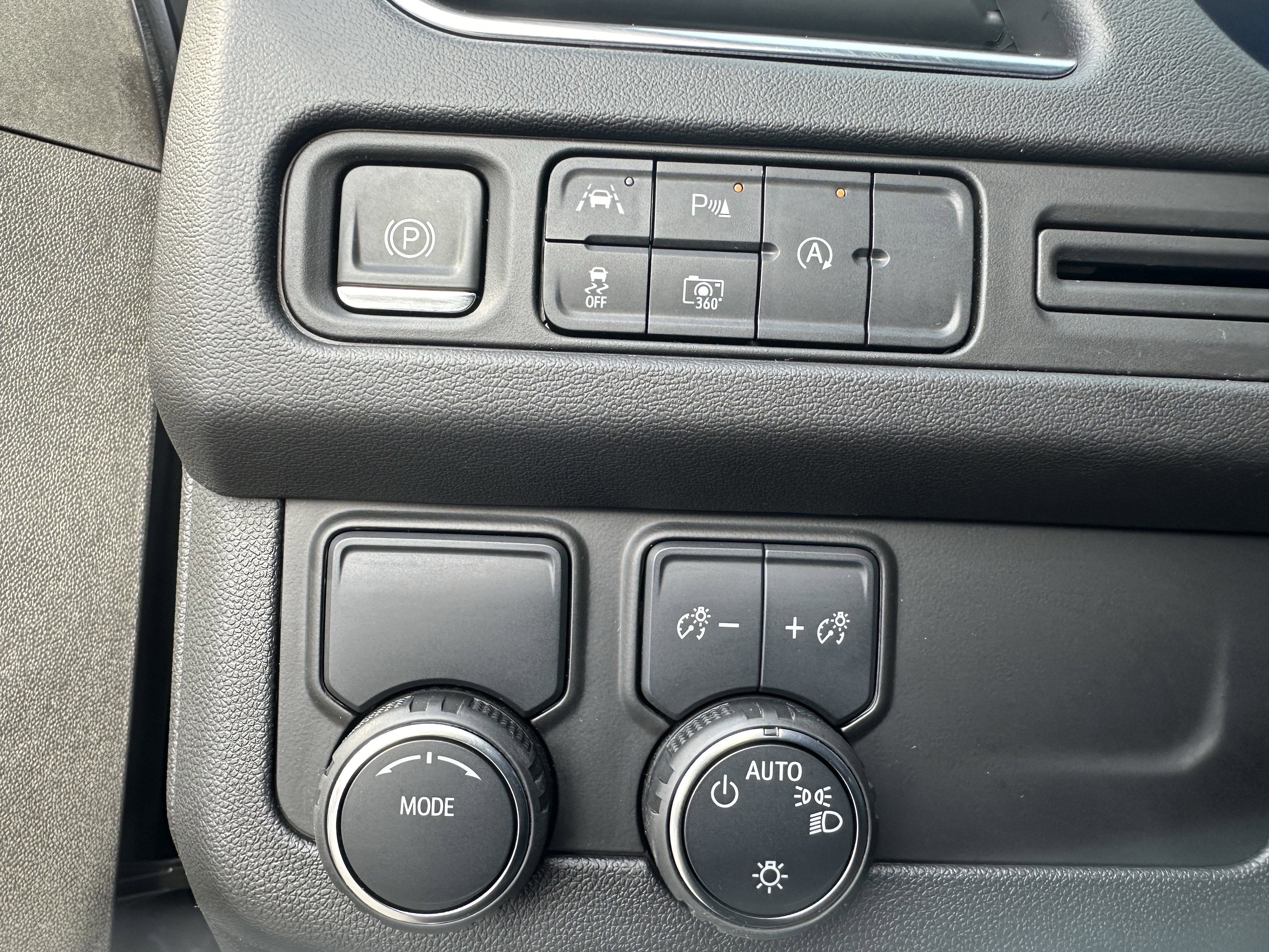 Used 2024 Chevrolet Suburban LT w/ Luxury Package image 35