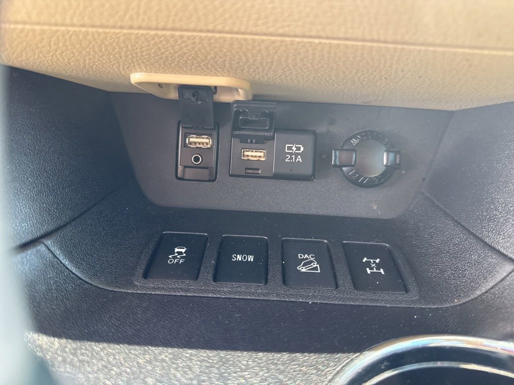 Used 2019 Toyota Highlander XLE AWD/4WD image 25