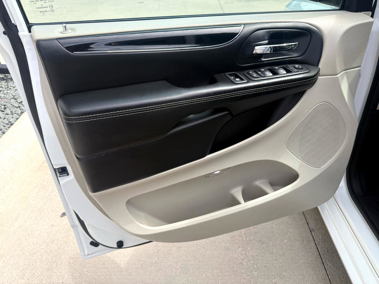 Used 2019 Dodge Grand Caravan SXT image 11