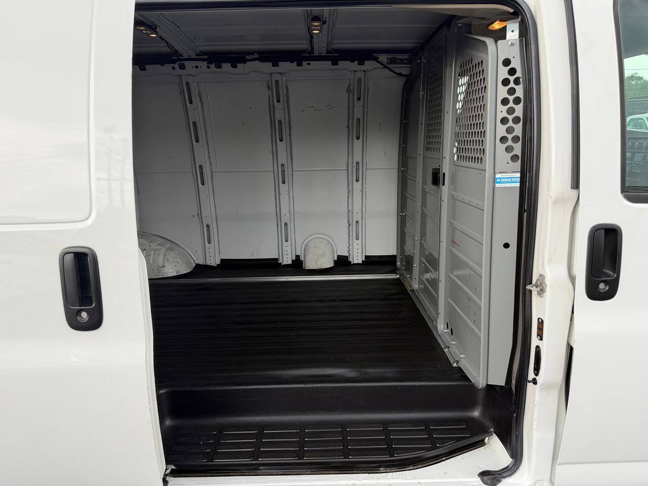 Used 2015 Chevrolet Express 2500 RWD image 9