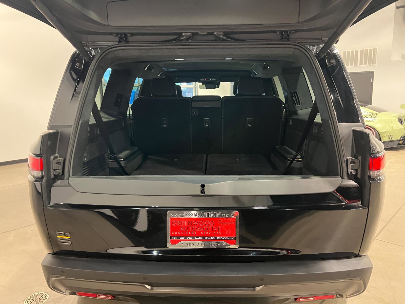 Used 2025 Rivian R1S Premium image 32